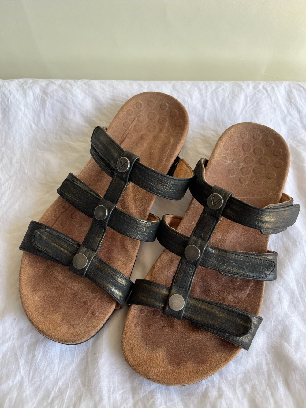 Vionic Amber Slide Black Gold Sz 8 38.5 Sandals Shoes READ DESCRIPTION!!